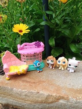 Littlest Pet Shop Rabbits, Cat, Bird, Cage And Couch